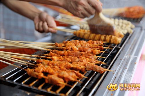 樂山美食又火了 缽缽雞、麻辣燙、蛋烘糕一站式打卡，農副土特產品添彩